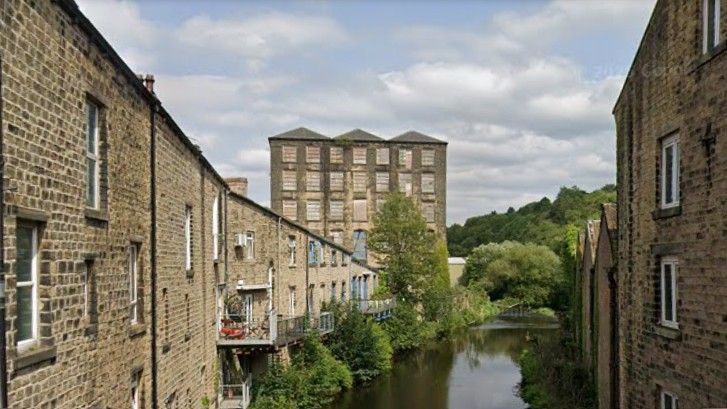 Street view of the canal in Slaithwaite. Airport Taxi Huddersfield.